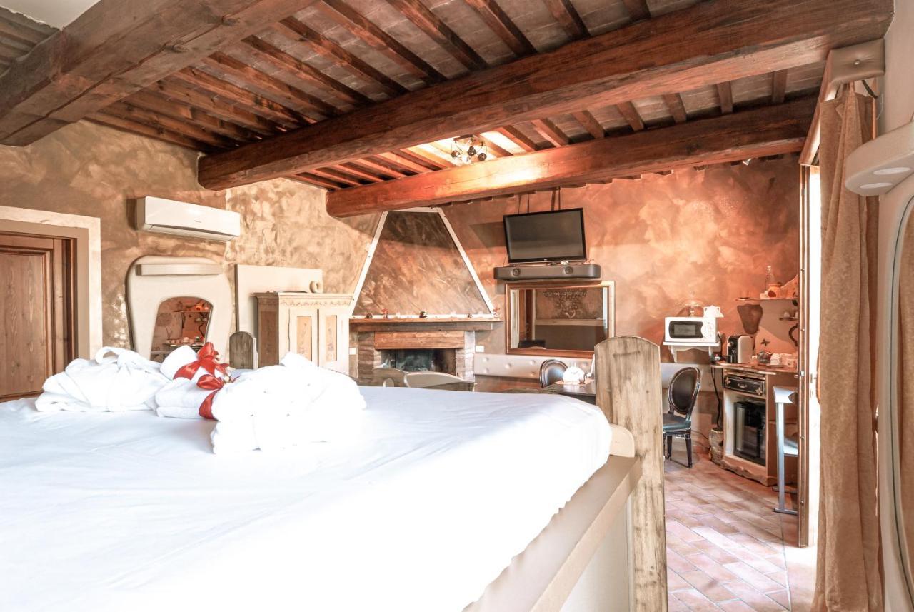 Il Nido D'Amore - Lorenzana Colombaie Bed & Breakfast Bagian luar foto