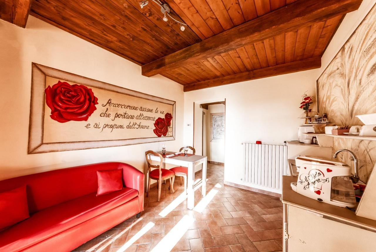 Il Nido D'Amore - Lorenzana Colombaie Bed & Breakfast Bagian luar foto