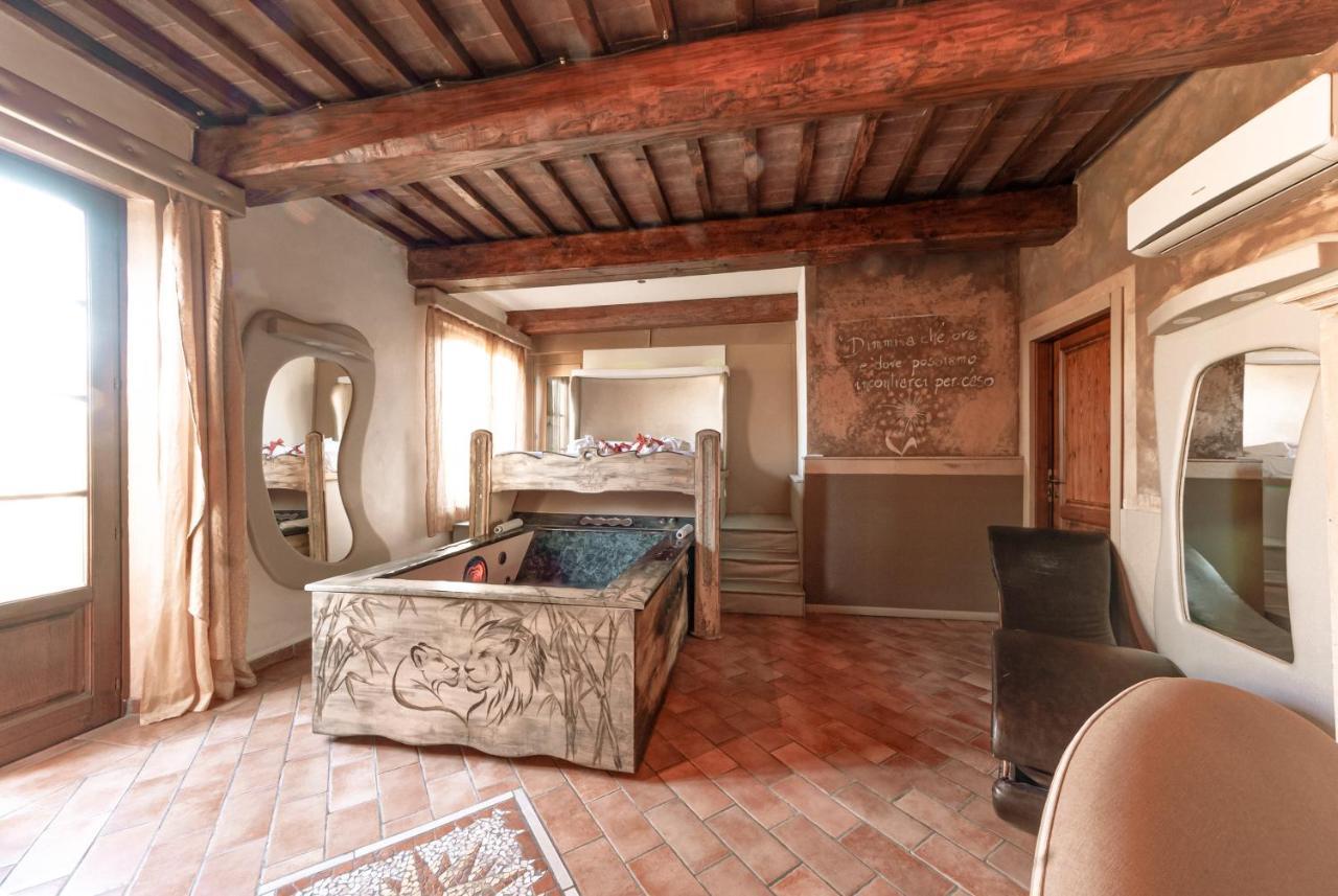 Il Nido D'Amore - Lorenzana Colombaie Bed & Breakfast Bagian luar foto