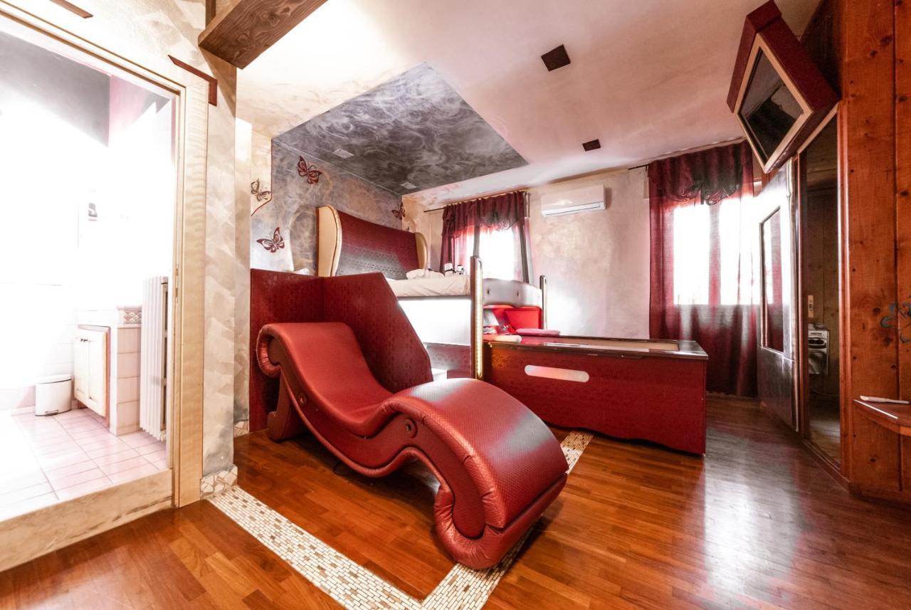 Il Nido D'Amore - Lorenzana Colombaie Bed & Breakfast Bagian luar foto